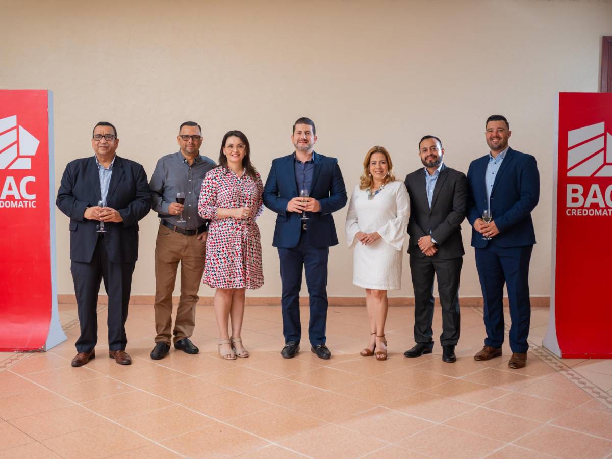 <b>Ejecutivos de BAC compartiendo con destacados empresarios de La Ceiba.</b> <b>Ejecutivos de BAC compartiendo con destacados empresarios de La Ceiba.</b>