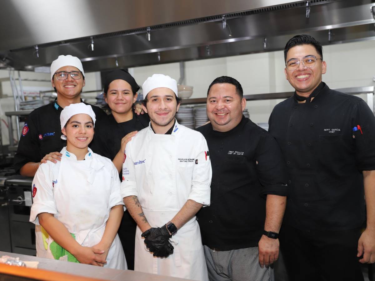 Estudiantes de la Carrera de Gastronomía de UNITEC. Estudiantes de la Carrera de Gastronomía de UNITEC.