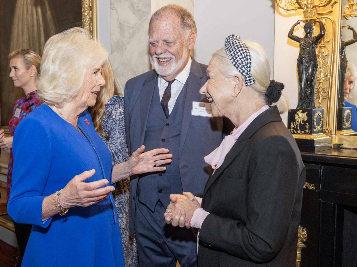 Camila conversa con la actriz británica Helen Mirren y un invitado durante la recepción en Buckingham Palace para celebrar el International Women’s Day y cerrar con broche de oro el Women of the World (WOW).