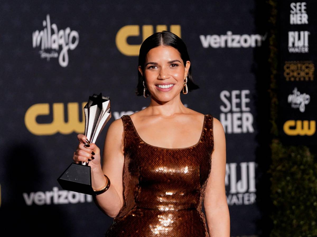 Reconocida por abogar por la igualdad de género y desafiar estereotipos, Ferrera recibió el octavo premio SeeHer durante los Critics Choice Awards