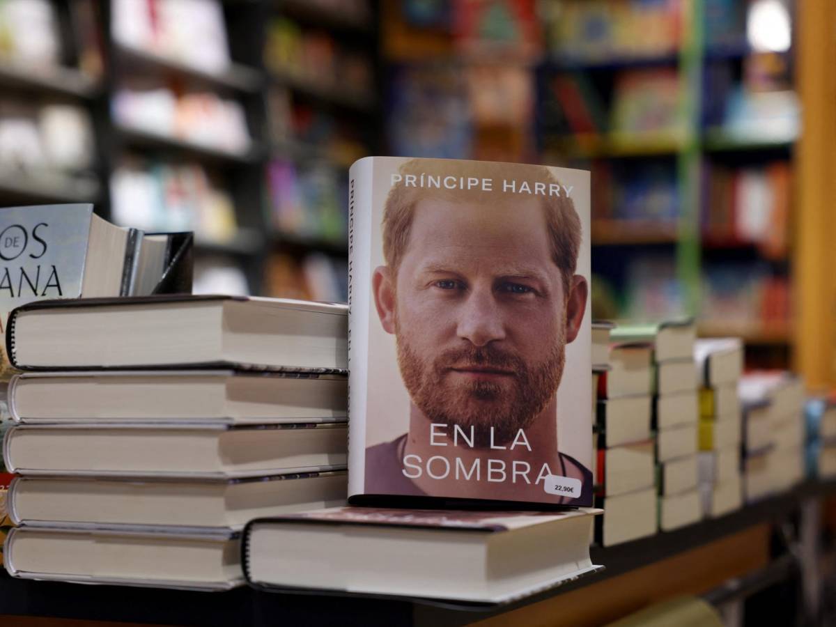 Copias de En la sombra (In the shadow), versión en español del libro de Harry puesto a la venta en una librería en Madrid (Photo by Pierre-Philippe Marcou / AFP)