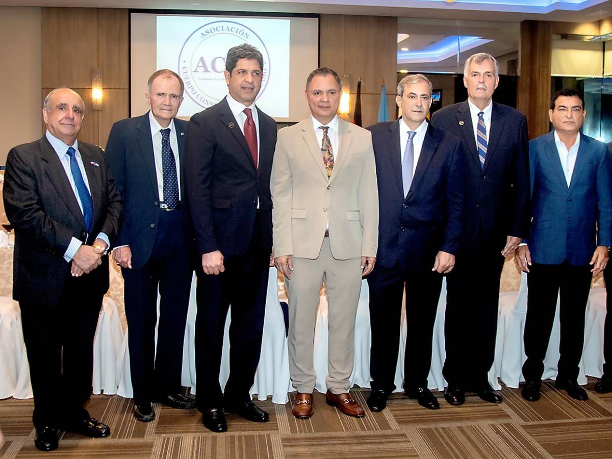 Brindis por la nueva junta directiva ACCS 2023 -2025 Brindis por la nueva junta directiva ACCS 2023 -2025