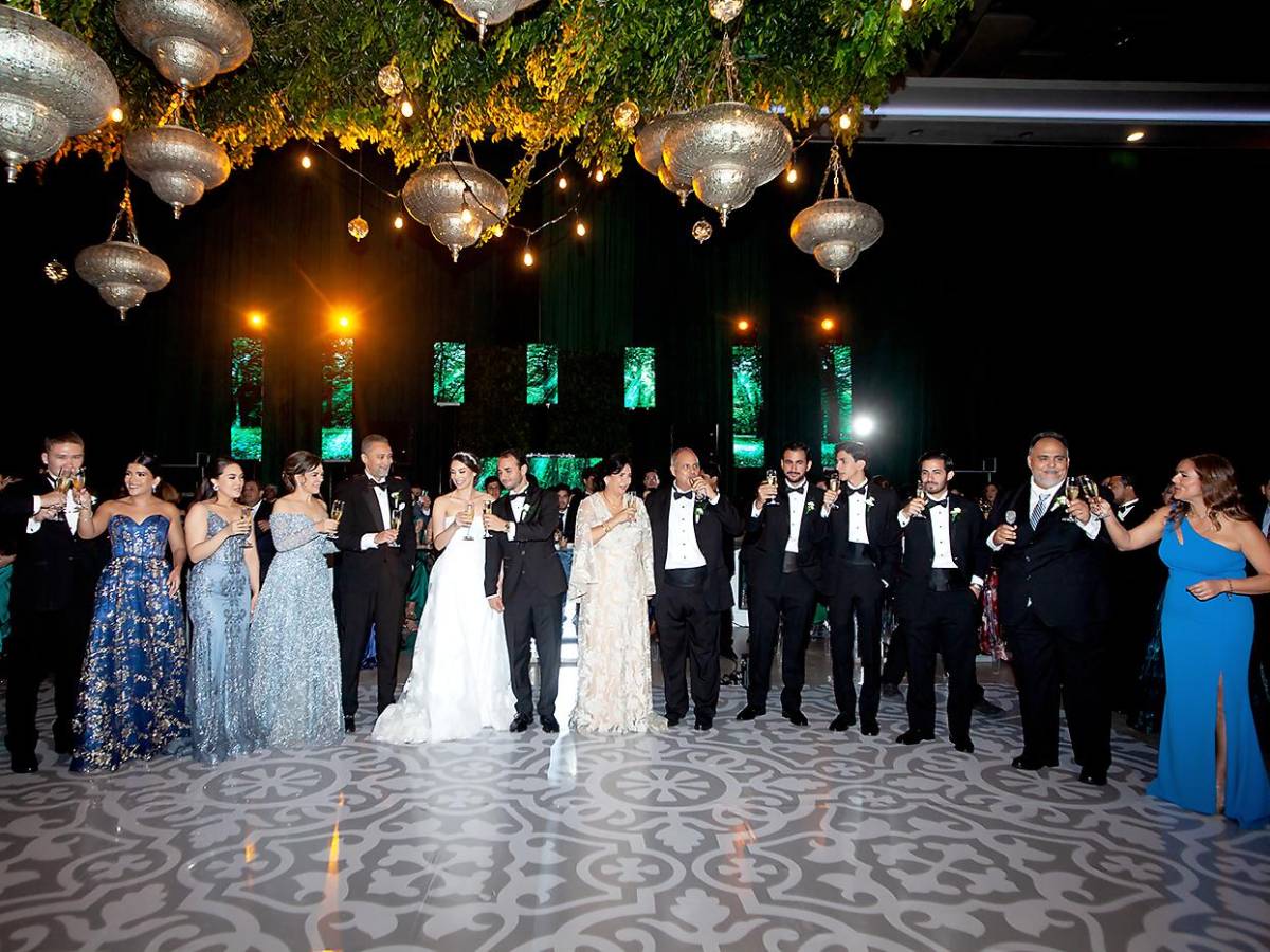 Los recién casados Faiz Andonie y Stephanie Nicole Dox elevan sus copas junto a sus familiares durante el brindis en su honor. Los recién casados Faiz Andonie y Stephanie Nicole Dox elevan sus copas junto a sus familiares durante el brindis en su honor.