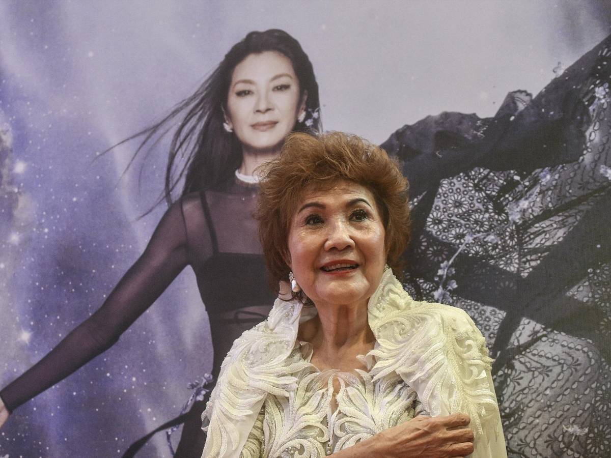 Janet Yeoh, madre de Michelle, posa en un evento en Kuala Lumpur donde se transmitió la gala en directo Janet Yeoh, madre de Michelle, posa en un evento en Kuala Lumpur donde se transmitió la gala en directo