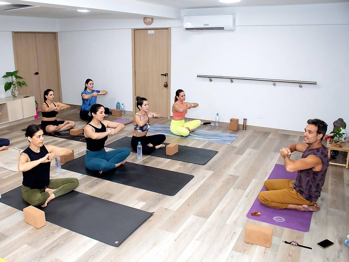 Las alumnas al inicio del ejercicio. Las alumnas al inicio del ejercicio.