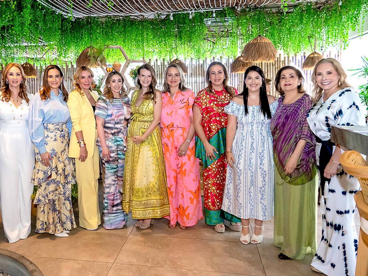 Sofía y Jenny Vitanza, Blanca Hawit, Judith Miremont, Jenny Vitanza, Allison Marie de Pellman, María Edith Vitanza, Fanny, Mireya y AnaHawit con Lizeth Asfura. Sofía y Jenny Vitanza, Blanca Hawit, Judith Miremont, Jenny Vitanza, Allison Marie de Pellman, María Edith Vitanza, Fanny, Mireya y AnaHawit con Lizeth Asfura.