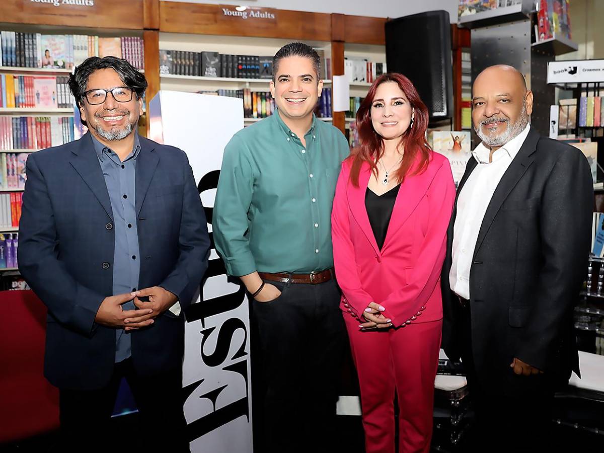 Alex Díaz del Valle junto a los escritores hondureños César Indiano, Cinthia Méndez y Javier Enrique Suazo en el Book n’ Booze 2023 presentado por Estilo en Metromedia en Multiplaza Alex Díaz del Valle junto a los escritores hondureños César Indiano, Cinthia Méndez y Javier Enrique Suazo en el Book n’ Booze 2023 presentado por Estilo en Metromedia en Multiplaza