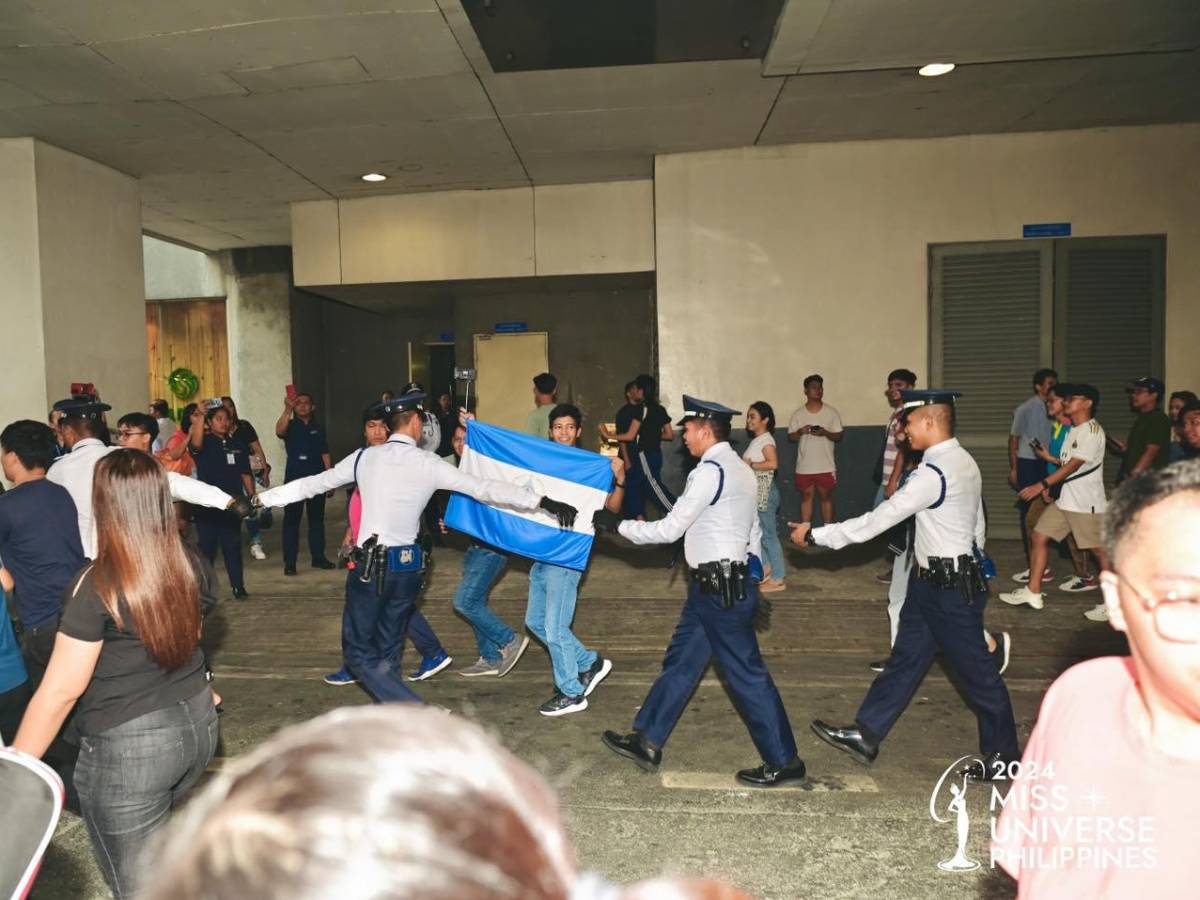 Sheynnis Palacios rompe en llanto al abrazar bandera de Nicaragua Sheynnis Palacios rompe en llanto al abrazar bandera de Nicaragua