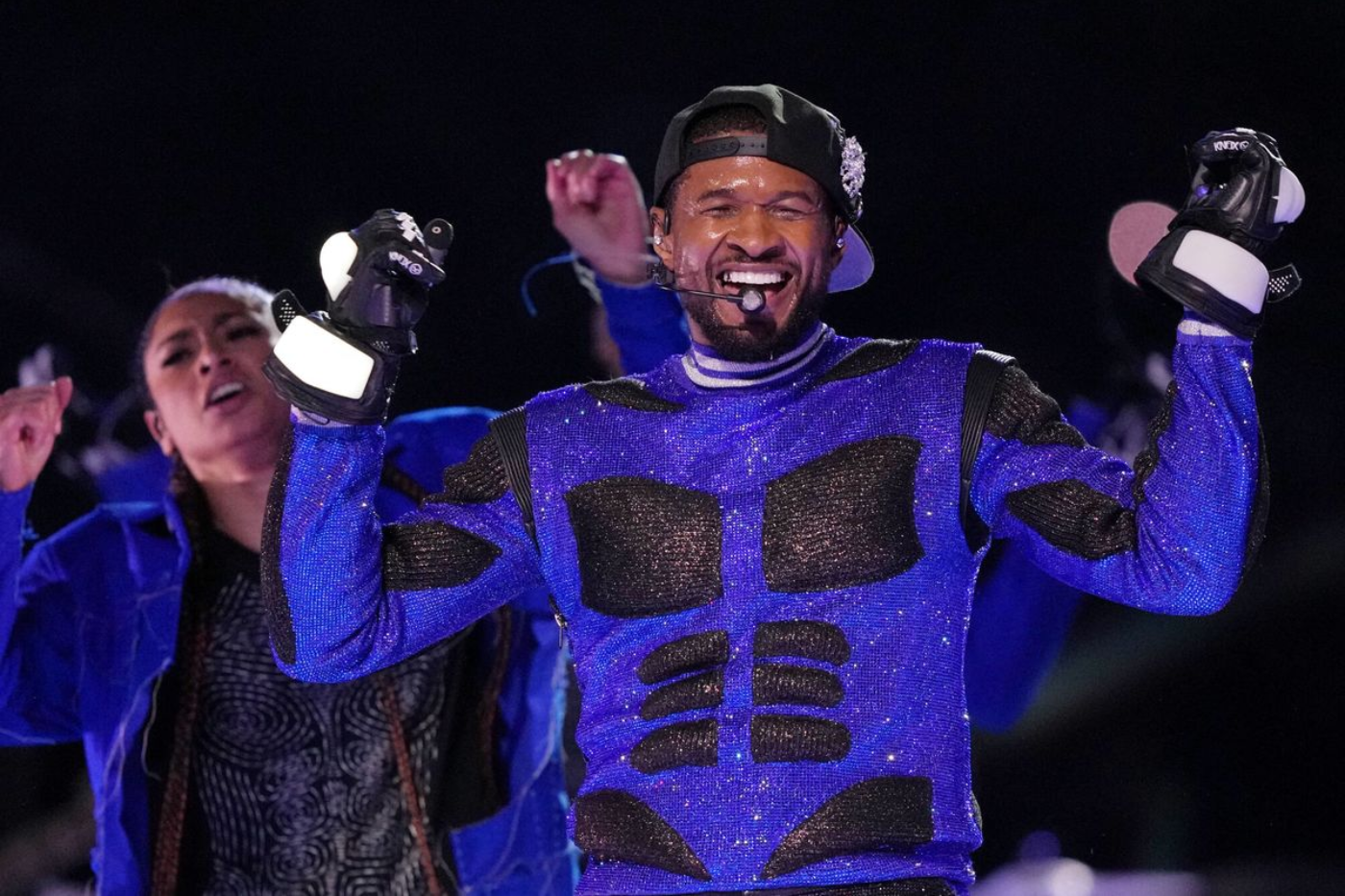 El look Off-White que utilizó Usher en el show de medio tiempo del Super Bowl 2024