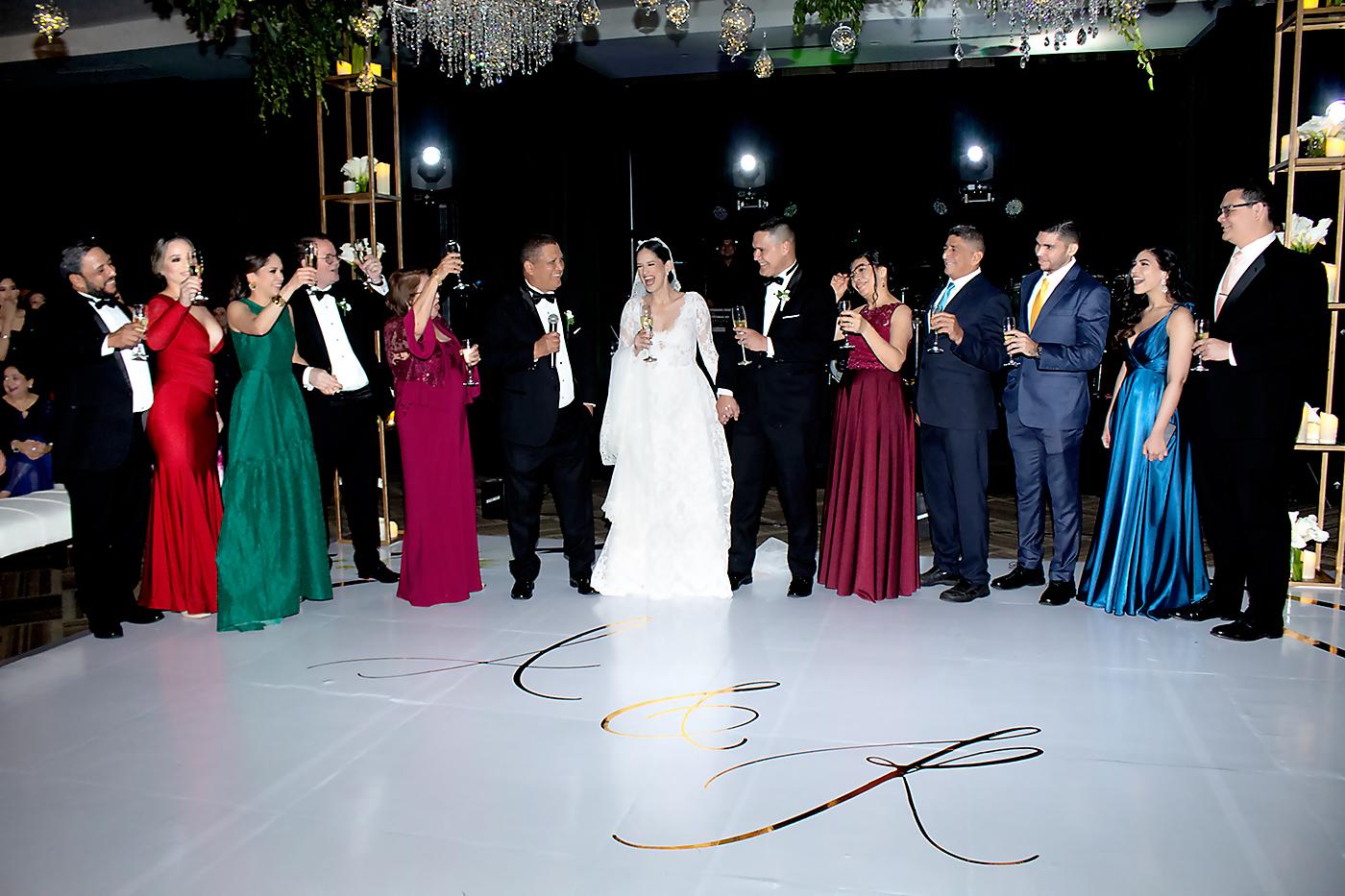 Las familias Andino, Cárcamo brindan por la felicidad de sus hijos Raúl y Alejandra