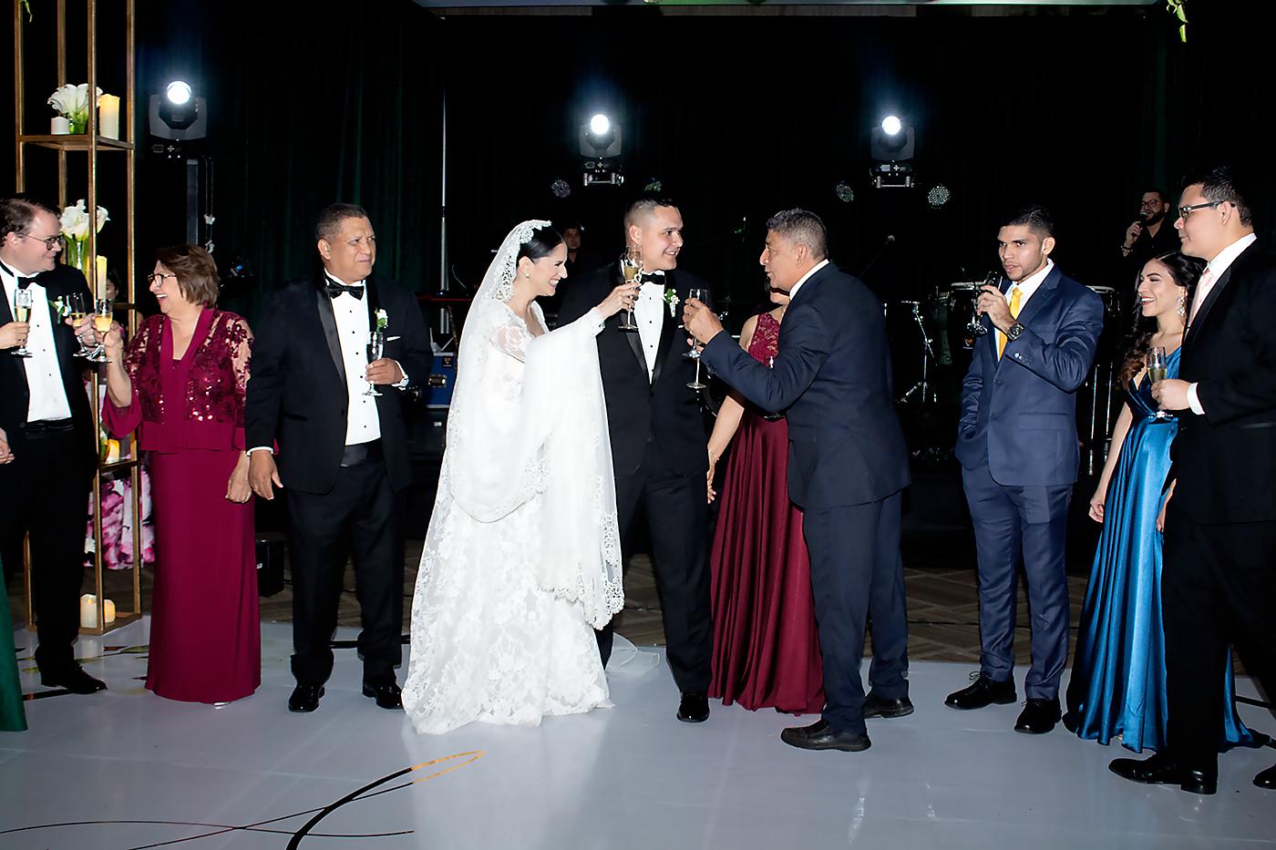 Las familias Andino, Cárcamo brindan por la felicidad de sus hijos Raúl y Alejandra