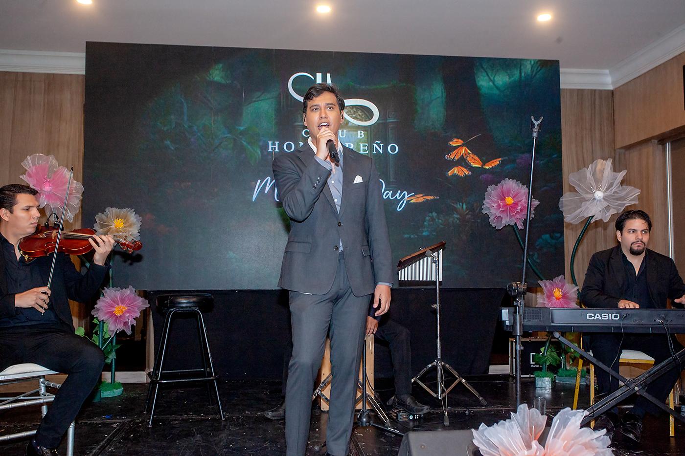 El talentoso Daniel Ochoa, animó la celebración.