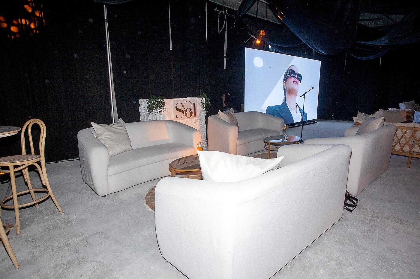 Salas lounge dispuestos para el cóctel de apertura.
