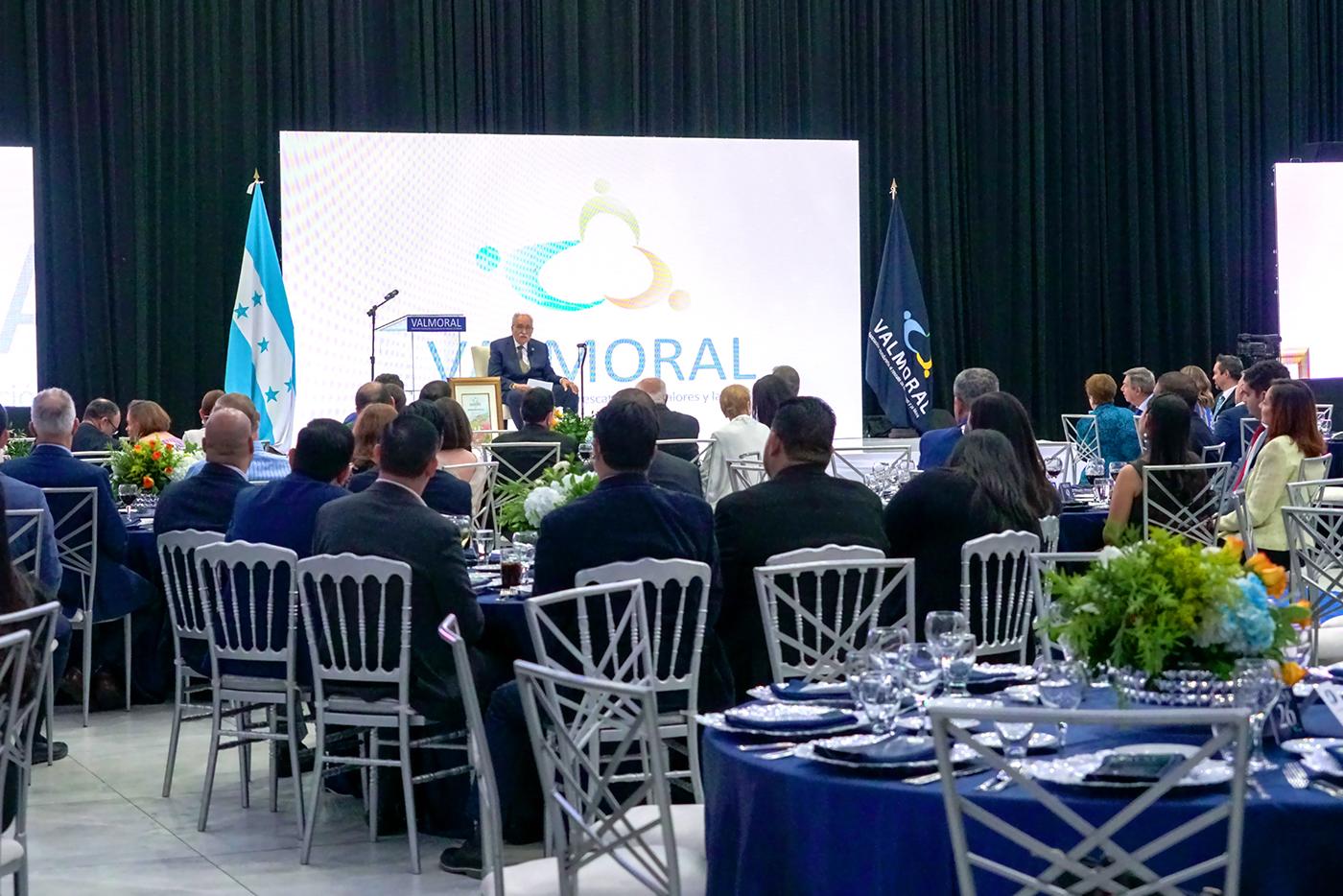 El homenajeado Marco Antonio Raudales Navarro, al momento de ofrecer su discurso