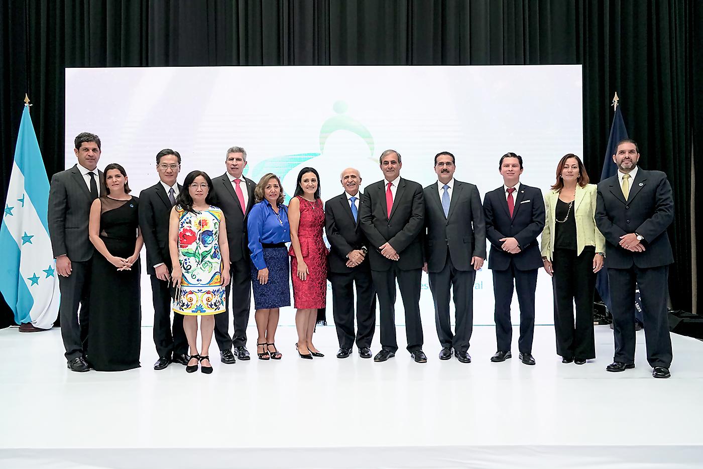 José y Verónica Chicas, Francisco y Mónica Chang, Taiwan; Gilberto y Maribel Limón, México; Elena Qubain, Fuad Faraj, Karim Qubain, Japón; Jorge Panayotti, Perú; Jairo Mejía, director de la ACCS con Patricia y Sergio Guevara, todos de la Asociación Cuerpo Consular Sampedrana