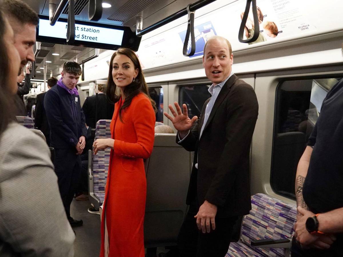 Príncipes de Gales abordan el metro para ir a un pub Príncipes de Gales abordan el metro para ir a un pub
