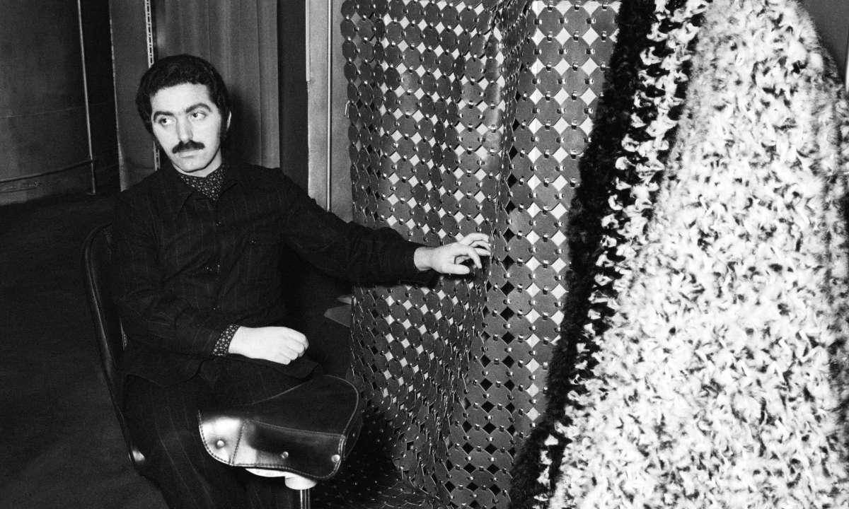 En esta imagen de 1969, Paco Rabanne presenta sus tejidos y creaciones en metal En esta imagen de 1969, Paco Rabanne presenta sus tejidos y creaciones en metal