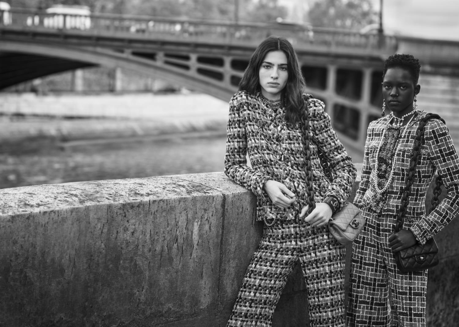 Tweed Lesage y elementos icónicos de la marca como la clásica camelia y bolsos de acabado acolchado son parte de la apuesta