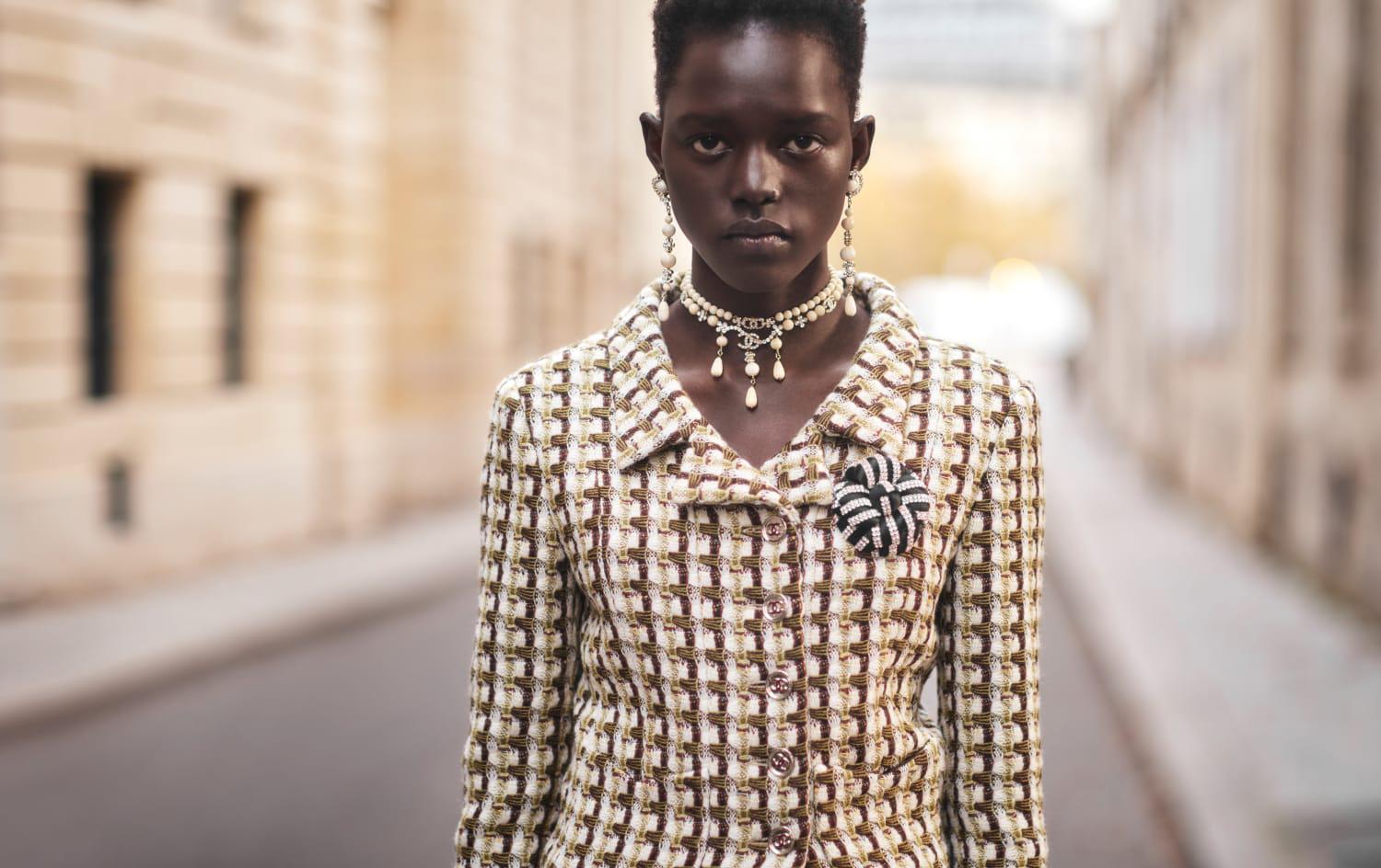 Virginie Viard, directora creativa de la maison francesa, recurrió al fotógrafo Malick Bodian para crear el dossier de prensa de la fabulosa CHANEL – Dakar 2022/23 Colección Métiers d’art, protagonizada por las modelos Alaato Jazyper y Loli Bahia. 