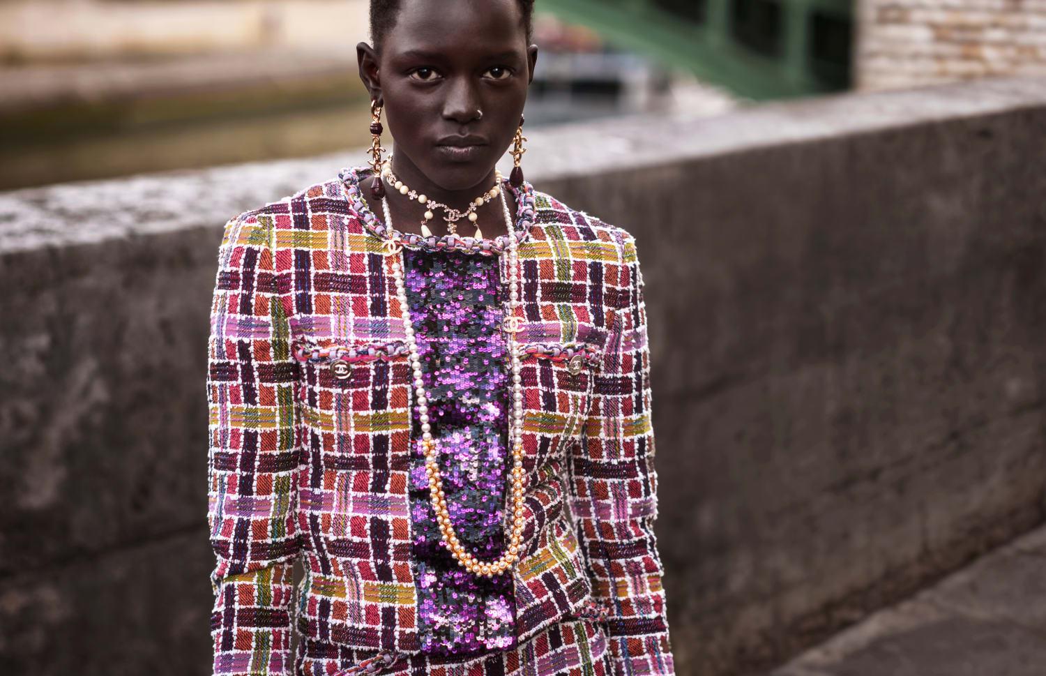 Estos looks son parte de la 2022/23 Métiers d’art collection Chanel-Dakar que se presentará oficialmente en el Palacio de Justicia de Dakar