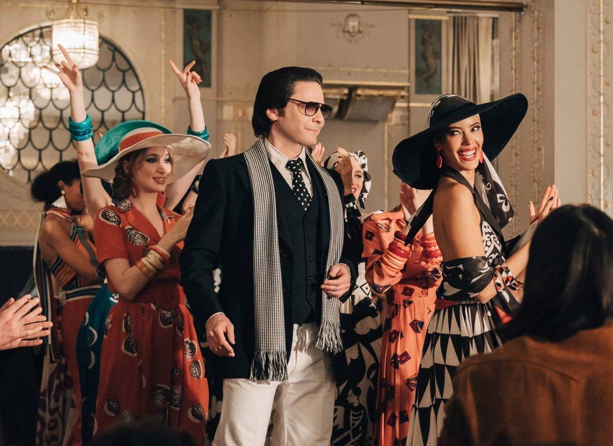 Daniel Brühl interpreta al diseñador. Al elenco se suman Jeanne Damas como Paloma Picasso; Claire Laffut como Loulou de la Falaise; Sunnyi Melles como Marlene Dietrich y Paul Spera en el papel de Andy Warhol. Daniel Brühl interpreta al diseñador. Al elenco se suman Jeanne Damas como Paloma Picasso; Claire Laffut como Loulou de la Falaise; Sunnyi Melles como Marlene Dietrich y Paul Spera en el papel de Andy Warhol.