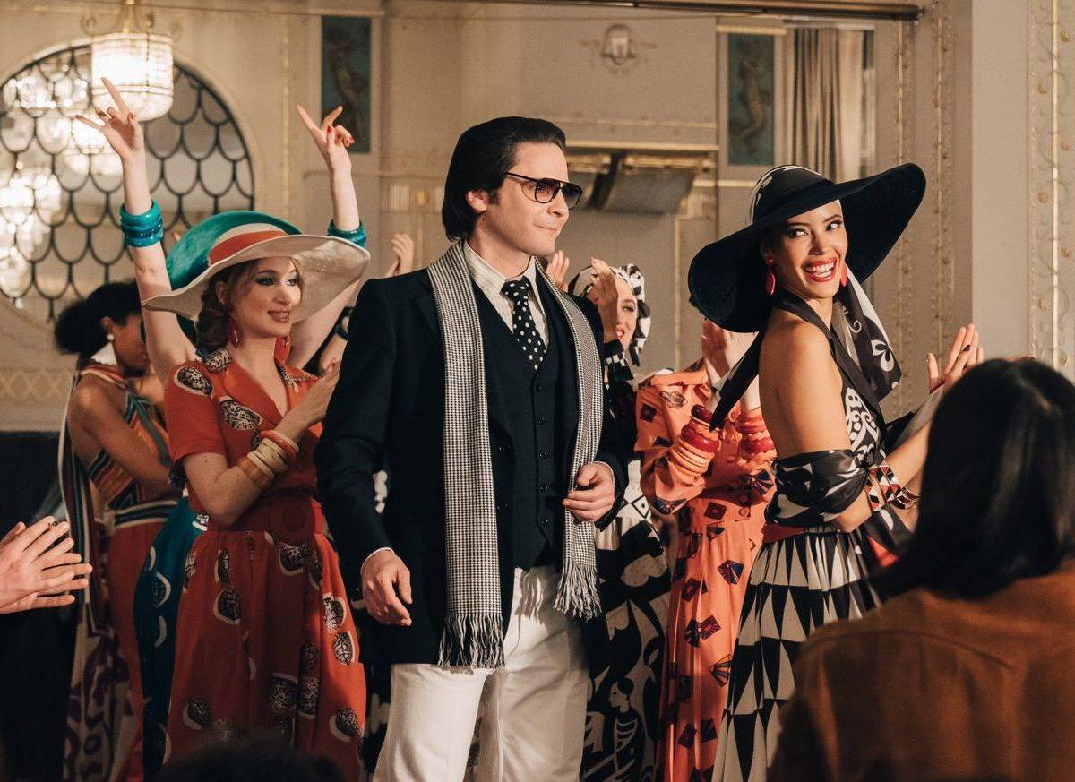 Daniel Brühl interpreta al diseñador. Al elenco se suman Jeanne Damas como Paloma Picasso; Claire Laffut como Loulou de la Falaise; Sunnyi Melles como Marlene Dietrich y Paul Spera en el papel de Andy Warhol.