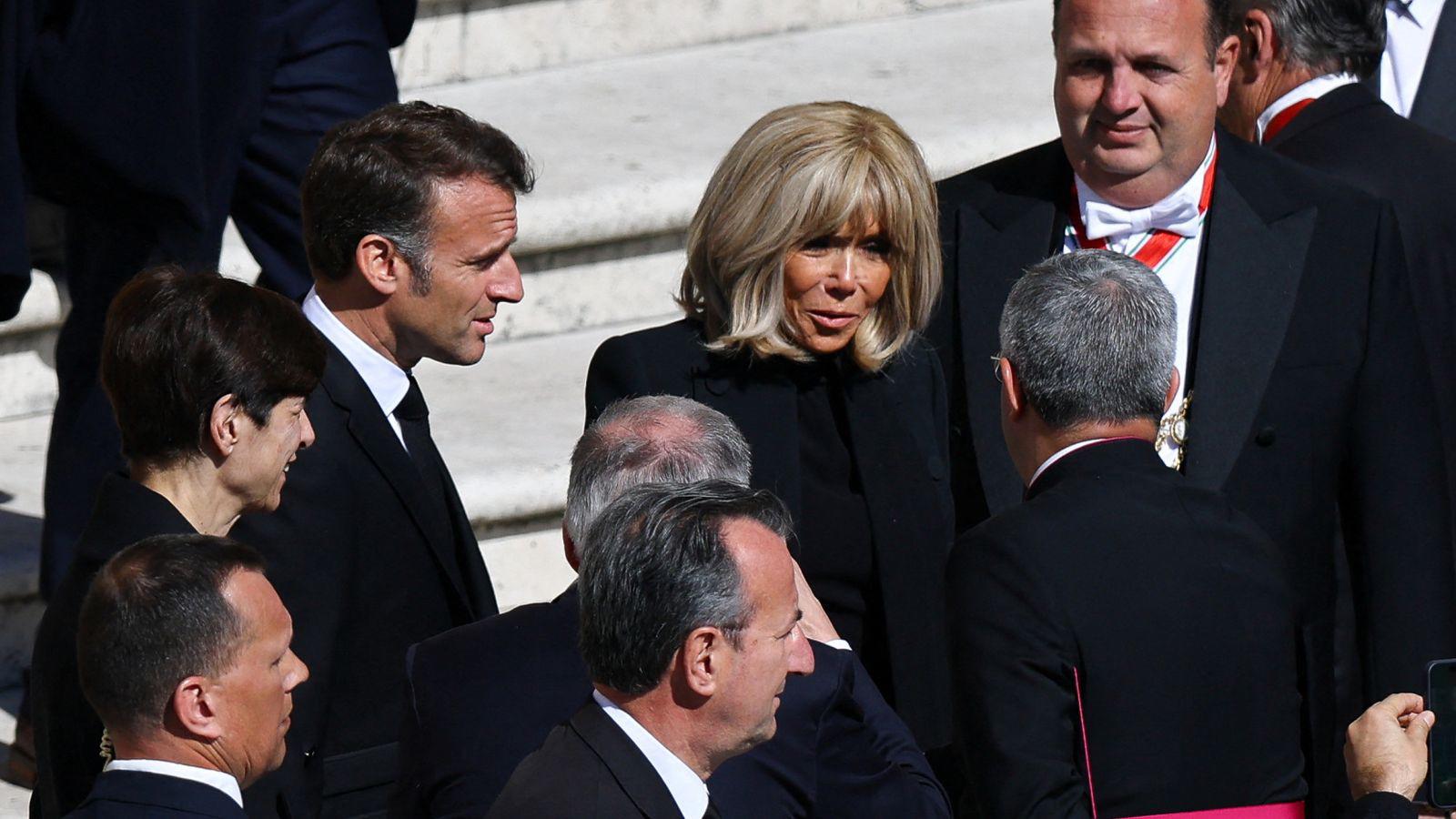 El presidente de Francia, Emmanuel Macron, y su esposa Brigitte Macron también asistieron a la ceremonia en el Vaticano, mostrando su cercanía y respeto hacia la figura de Francisco, quien durante su papado fortaleció los lazos diplomáticos con Francia.