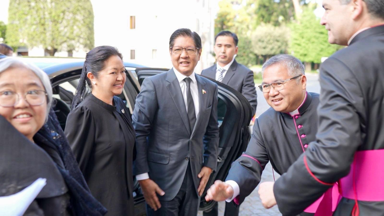 Representantes de Filipinas y otras naciones asiáticas también llegaron al Vaticano, subrayando el impacto global que dejó el pontificado de Francisco.