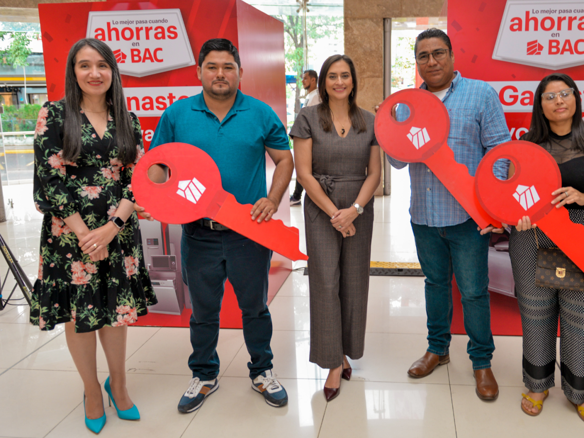 Equipo BAC junto a los ganadores. Equipo BAC junto a los ganadores.