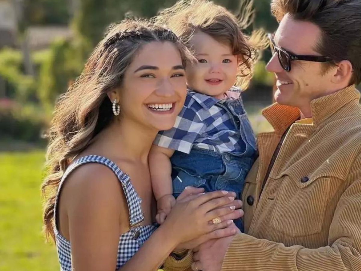 Drake Bell junto a su hijo y esposa. Drake Bell junto a su hijo y esposa.