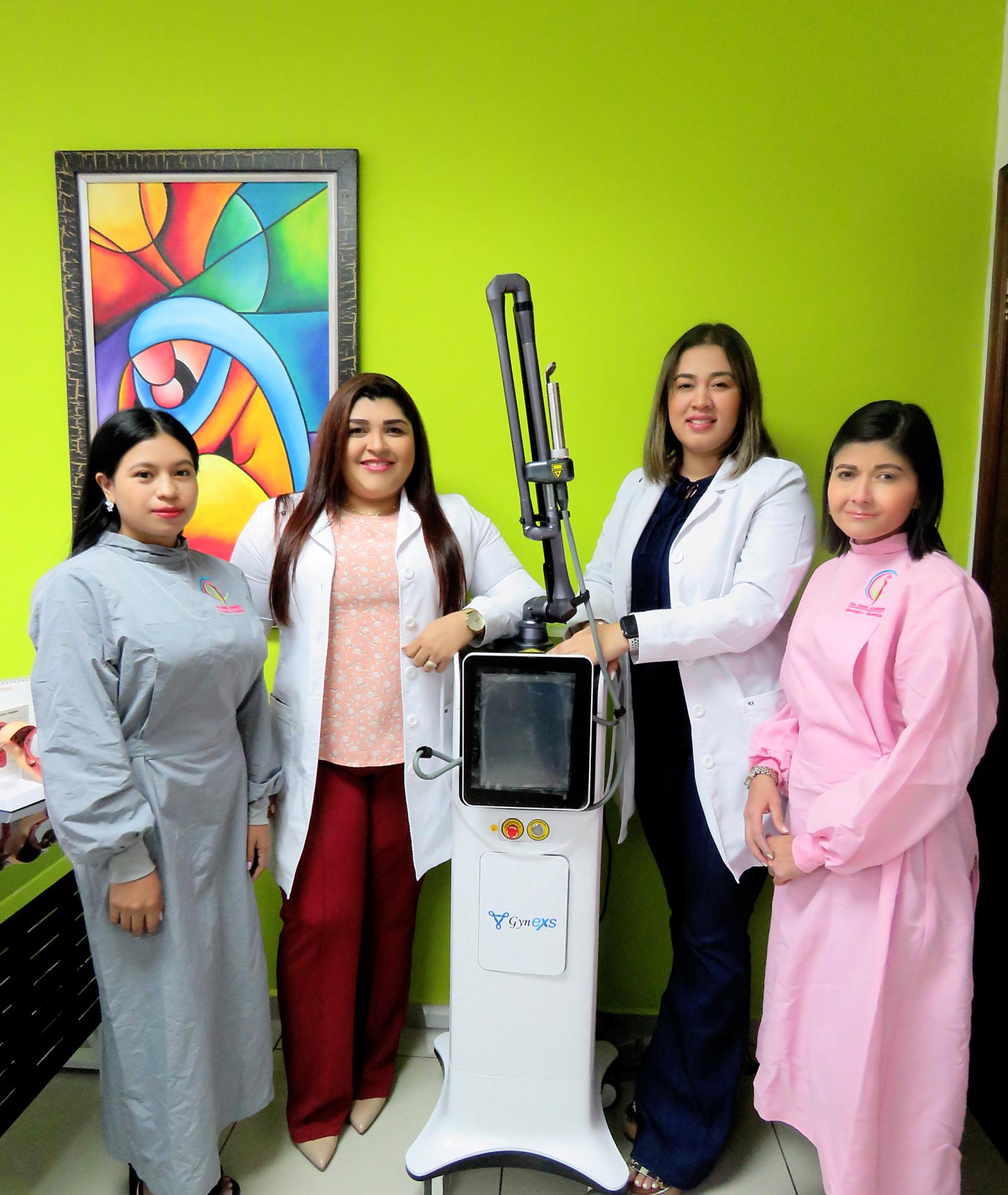 La doctora Sarahí Alcántara con su equipo de asistentes Carolina Tabora, la doctora Gina Martínez y Marisol de Dios.