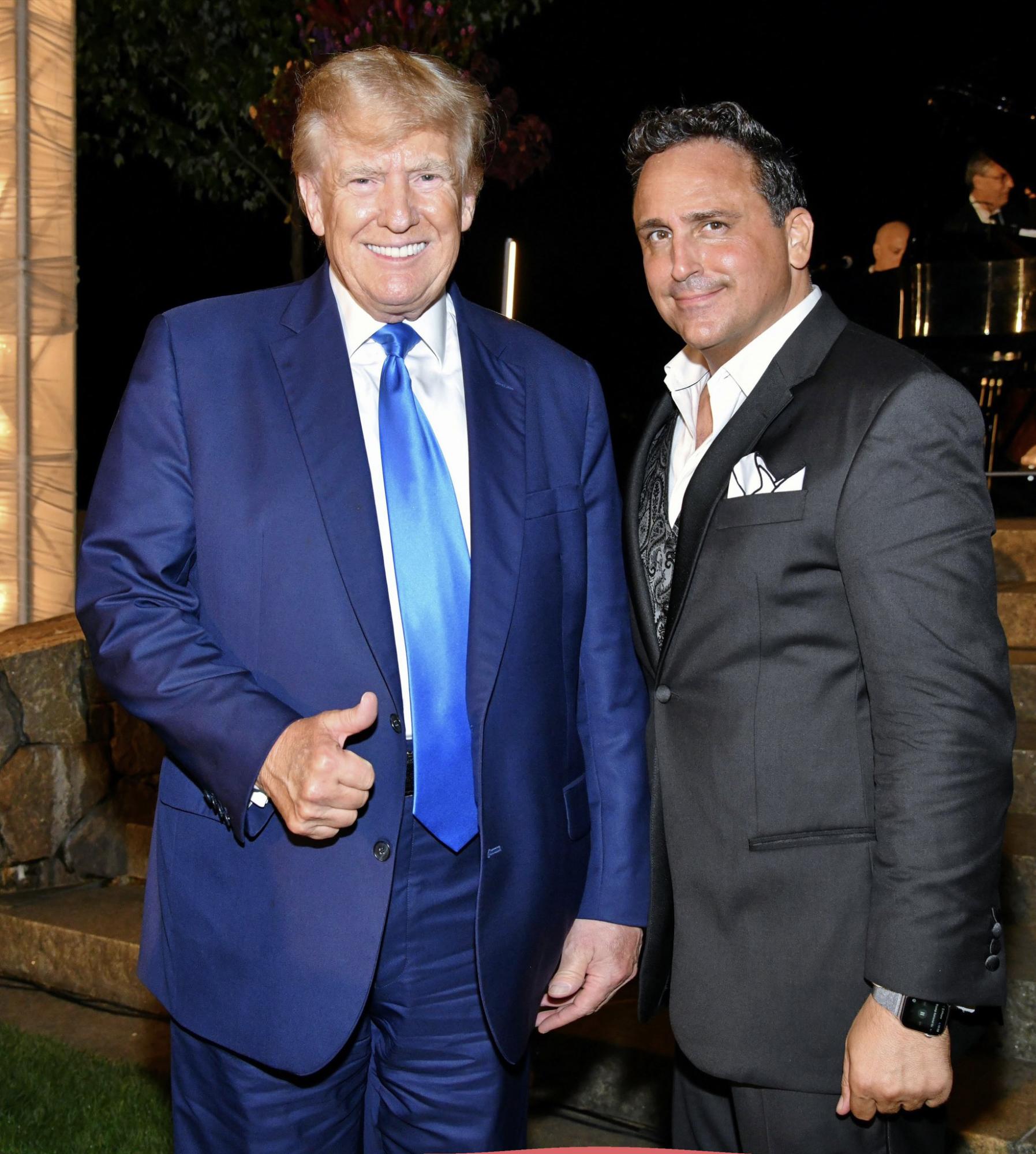 Donald Trump junto al tenor Christopher Macchio. Donald Trump junto al tenor Christopher Macchio.
