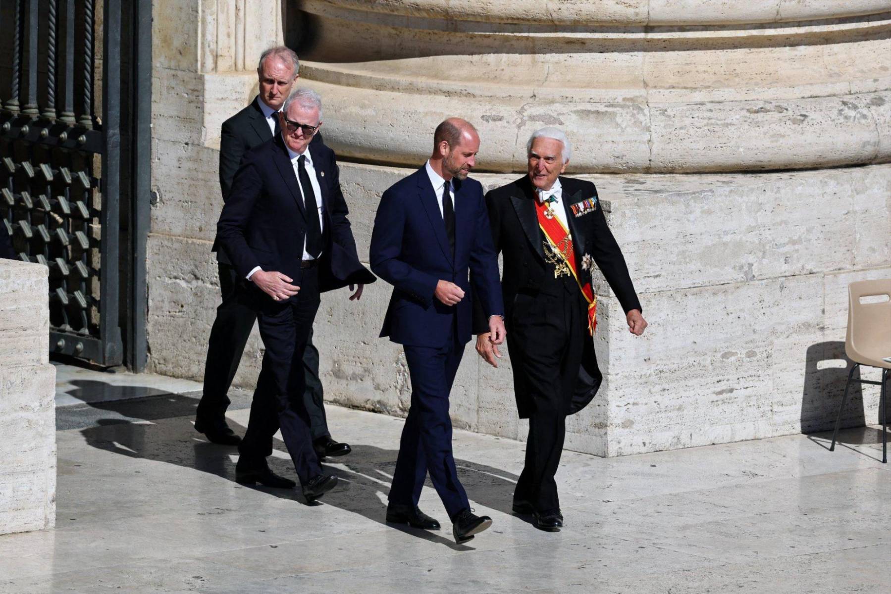 El príncipe William, heredero al trono británico, representó a la monarquía inglesa en este día de homenaje y recogimiento.