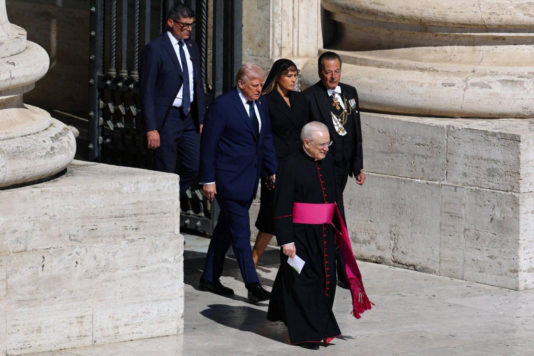 El expresidente de Estados Unidos, Donald Trump, y su esposa Melania, se hicieron presentes en la ceremonia, acompañando al cortejo fúnebre con respeto y solemnidad.