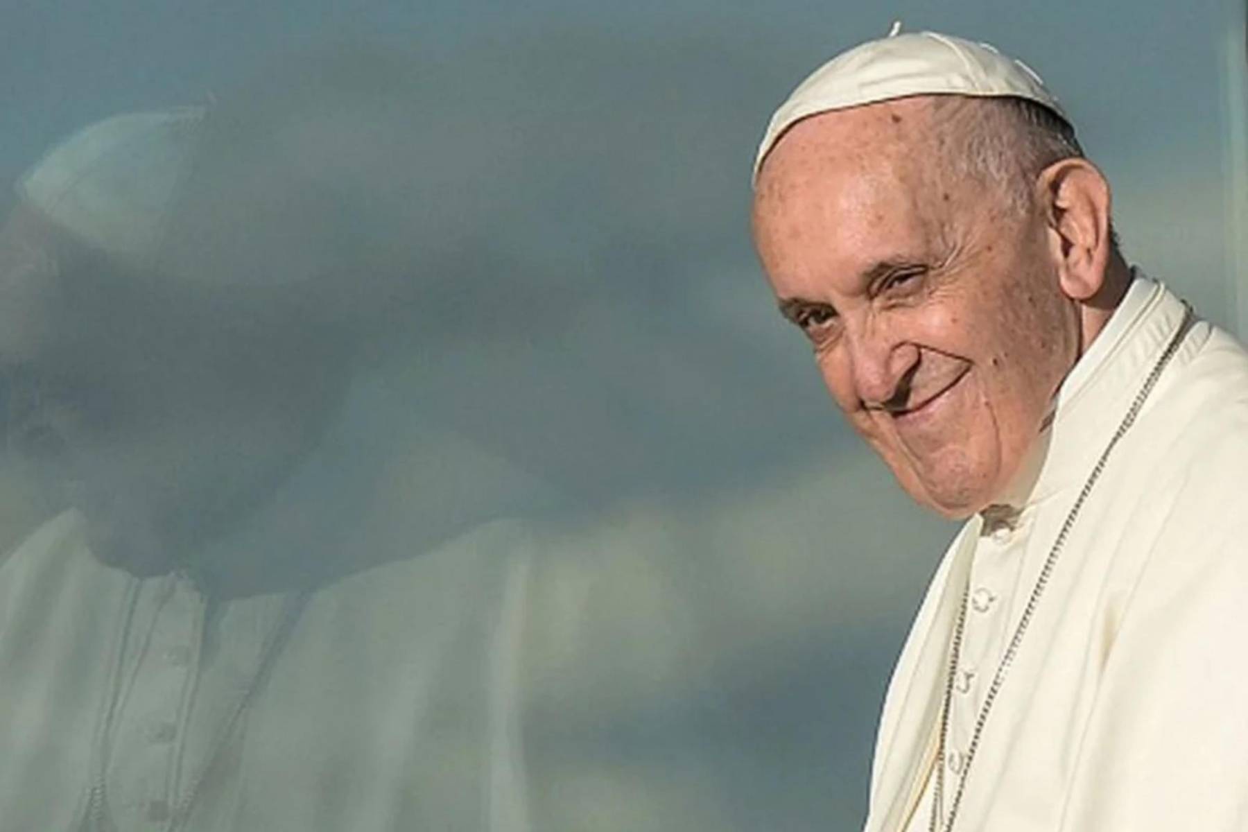 <b>Cierre del aposento papal y funeral</b>El Camarlengo verifica oficialmente la muerte del Papa y sella su residencia. Luego, se planifican las exequias, que suelen durar nueve días (novendiales). Durante este tiempo, los fieles pueden despedirse del pontífice en la Basílica de San Pedro.