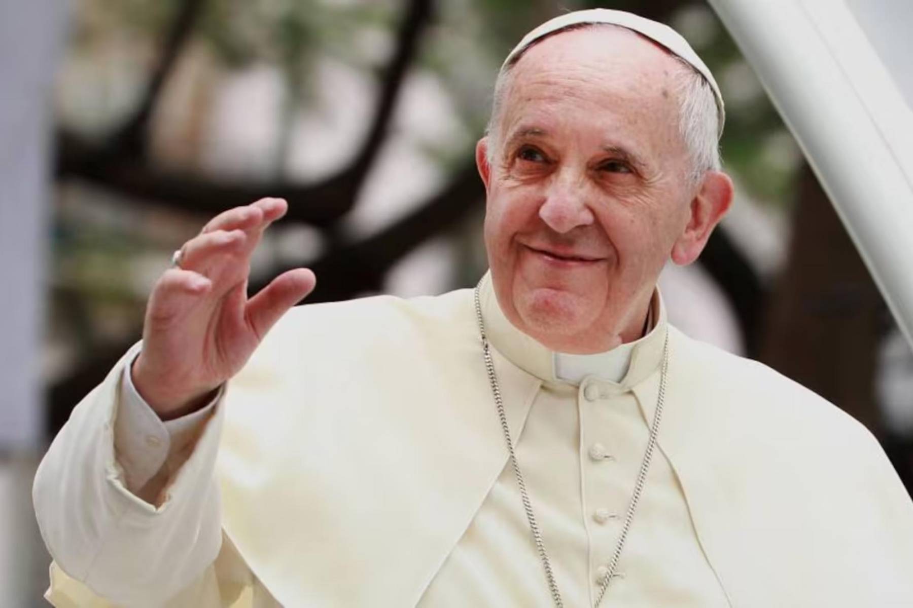 Convocatoria al cónclaveUna vez terminado el funeral, se convoca a los cardenales del mundo menores de 80 años para participar en el cónclave, la reunión secreta donde se elegirá al nuevo Papa. Este proceso se lleva a cabo en la Capilla Sixtina y puede iniciar entre 15 y 20 días después de la muerte del pontífice.
