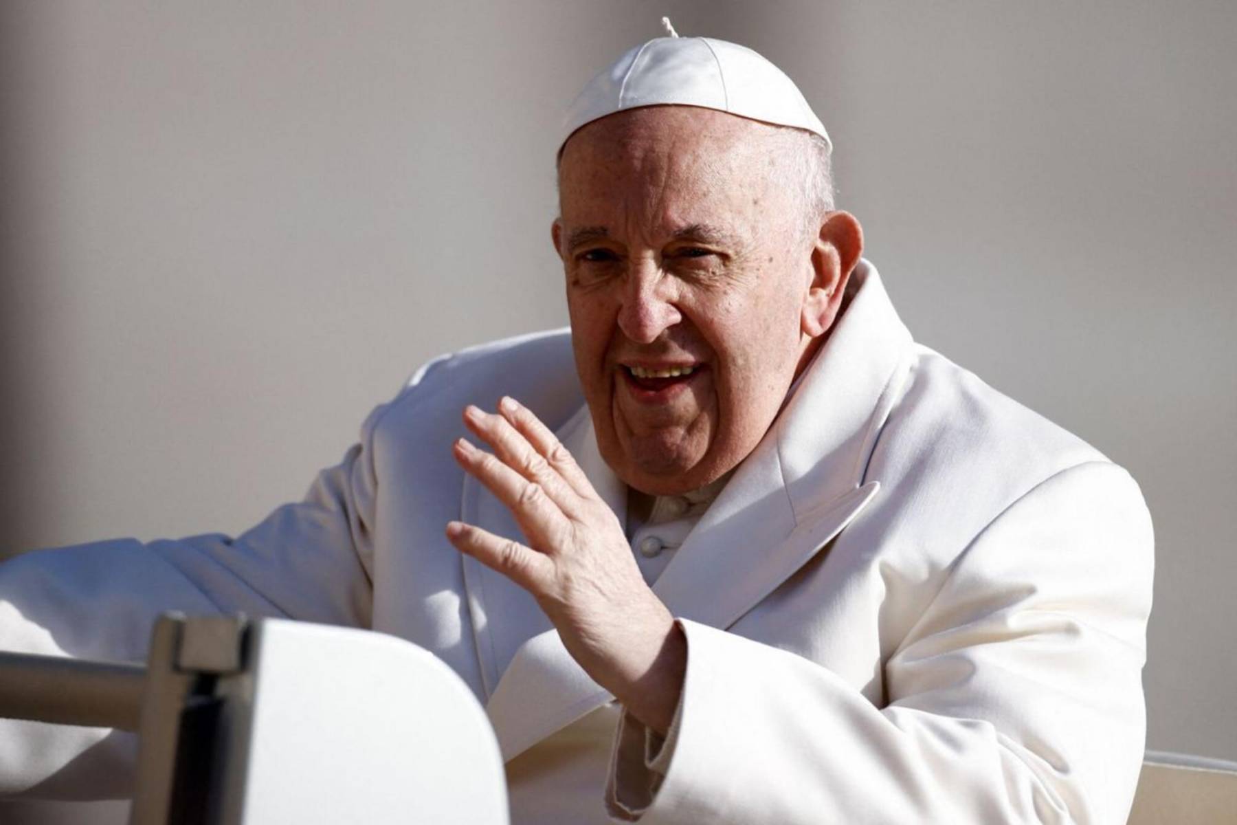 <b>Sede vacante: el inicio de la transición</b>Con la muerte del Papa, se declara la sede vacante, lo que significa que el puesto de líder de la Iglesia queda oficialmente sin ocupar. Durante este periodo, todas las funciones papales quedan suspendidas, y ningún cardenal puede tomar decisiones trascendentales. La administración temporal del Vaticano recae en el Camarlengo, actualmente el cardenal Kevin Farrell.