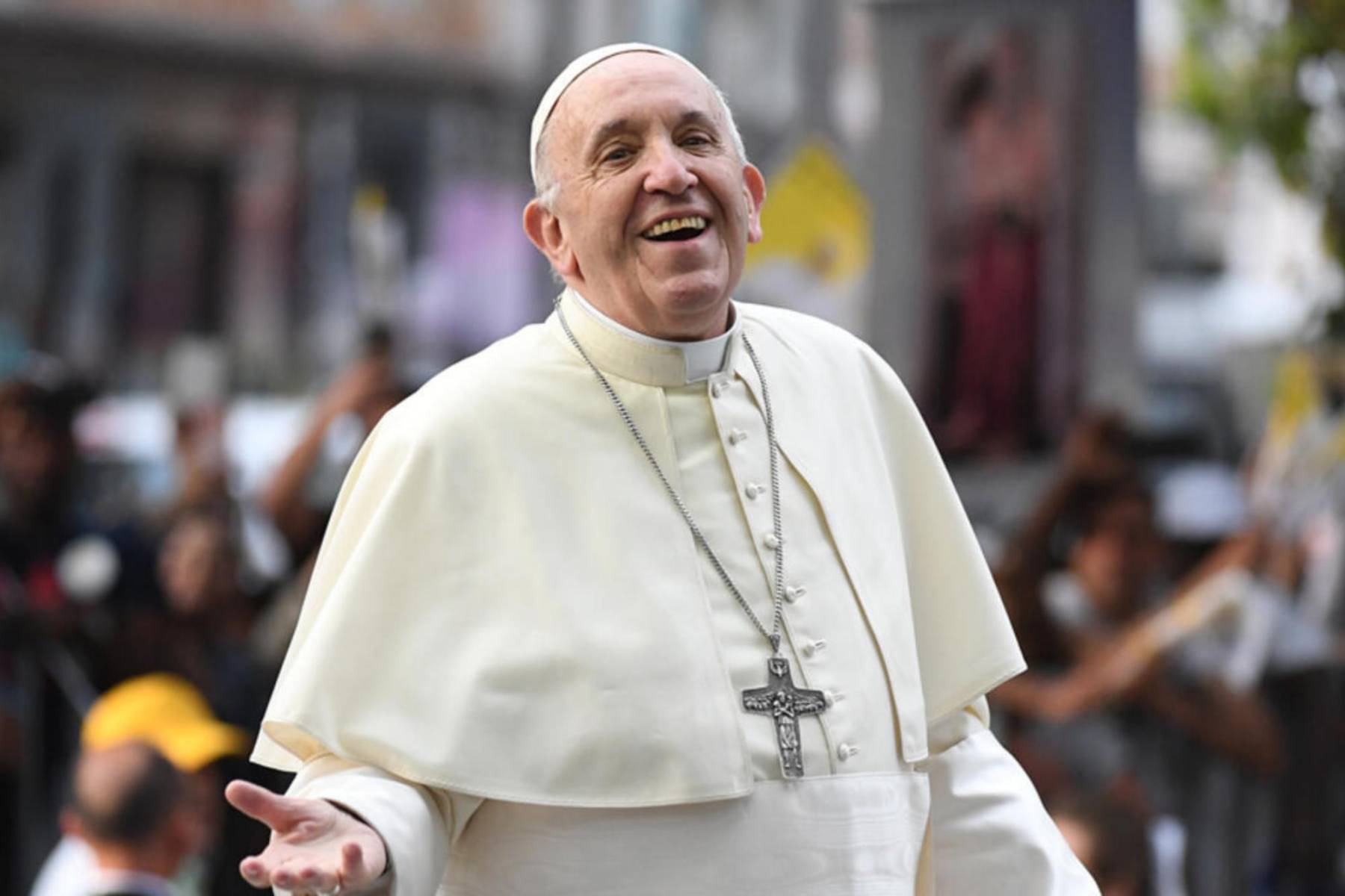 <b>Juramento de secreto</b>Antes de comenzar las votaciones, los cardenales toman un juramento de confidencialidad absoluto. No pueden revelar nada de lo que ocurre dentro del cónclave, y cualquier violación del secreto conlleva duras sanciones.