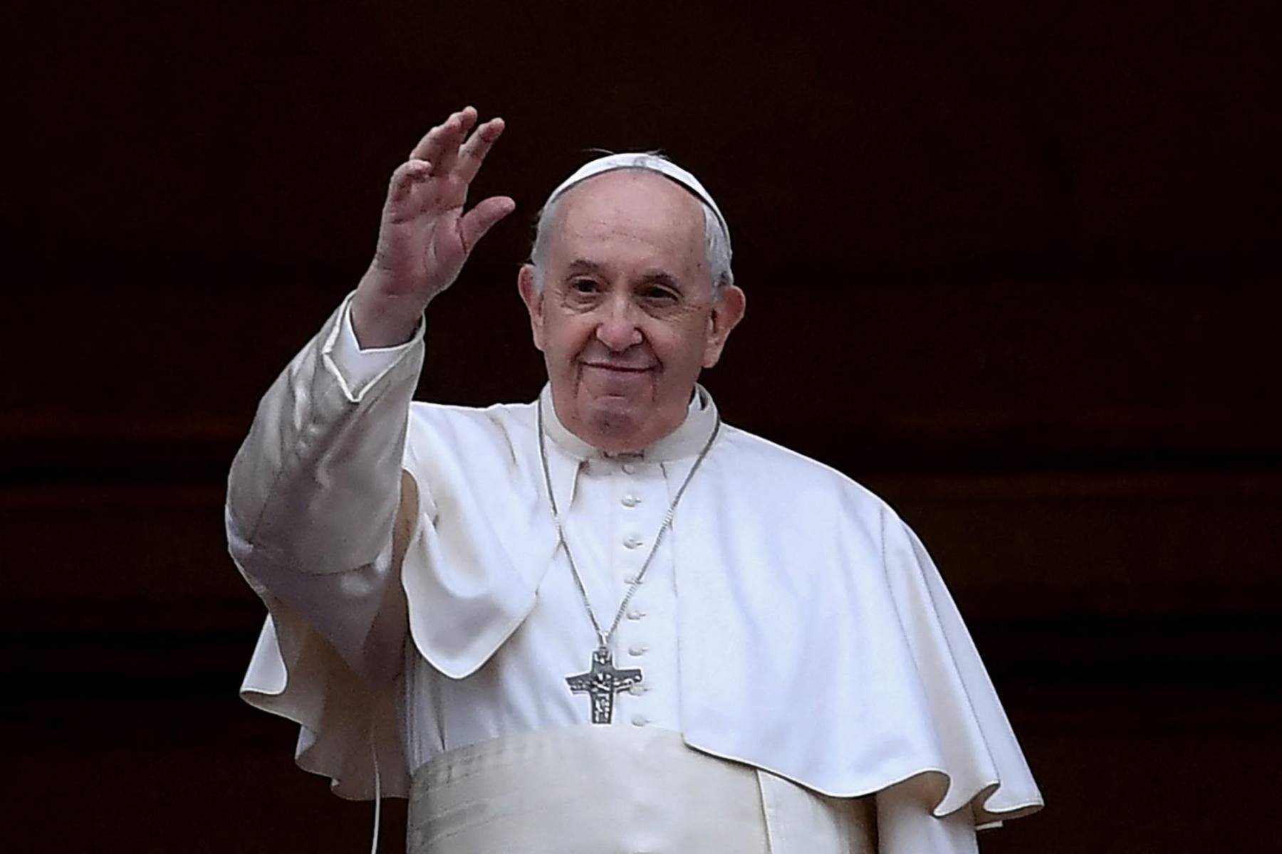 <b> Las votaciones (y las famosas fumatas)</b>Cada día se celebran hasta cuatro rondas de votación. Para que un cardenal sea elegido Papa, debe obtener al menos dos tercios de los votos. Después de cada votación, se quema el resultado:-Si no hay Papa, el humo es negro.-Si hay Papa, el humo es blanco.La multitud en la Plaza de San Pedro espera con expectación la fumata blanca, señal de que el nuevo líder ha sido elegido.