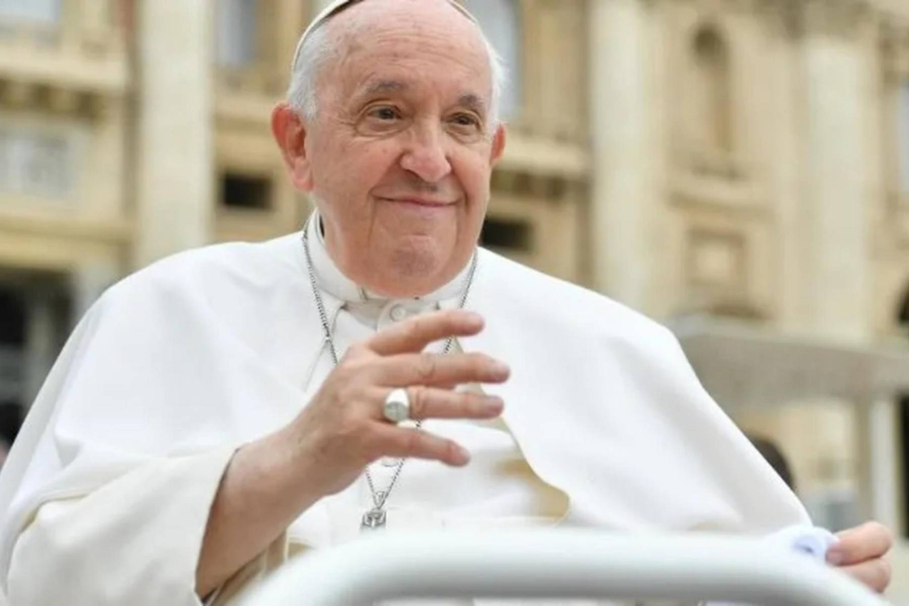 “Habemus Papam”Poco después, el nuevo Papa aparece en el balcón central de la Basílica de San Pedro y se pronuncian las palabras que anuncian su elección al mundo:”Habemus Papam.”El nuevo pontífice da su primera bendición apostólica: Urbi et Orbi, marcando el inicio de una nueva etapa en la historia de la Iglesia.