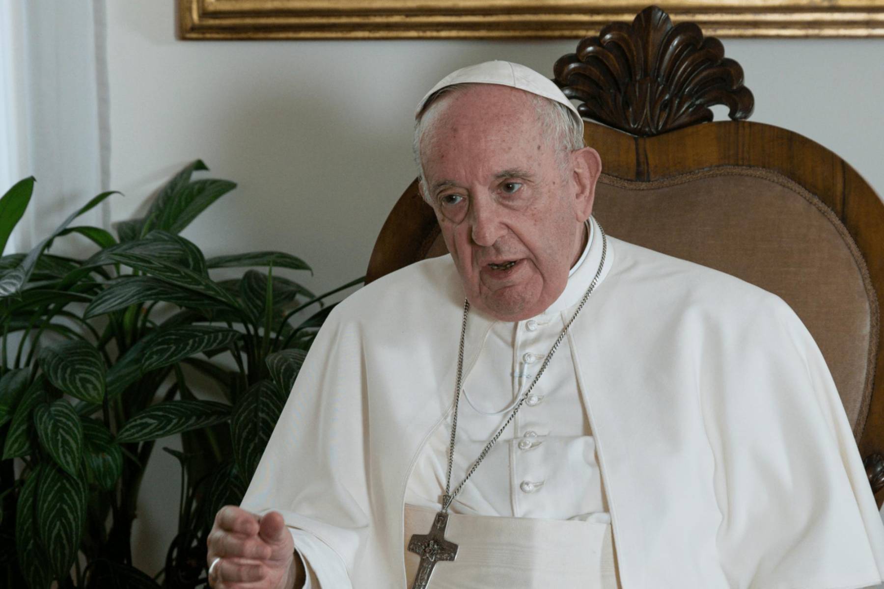 <b>El “¿Aceptas?” y el nuevo nombre</b>Una vez que un cardenal obtiene los votos necesarios, se le pregunta: “¿Aceptas tu elección canónica como Sumo Pontífice?” Si responde que sí, se le pregunta qué nombre desea tomar. Desde ese momento, se convierte oficialmente en el nuevo Papa.