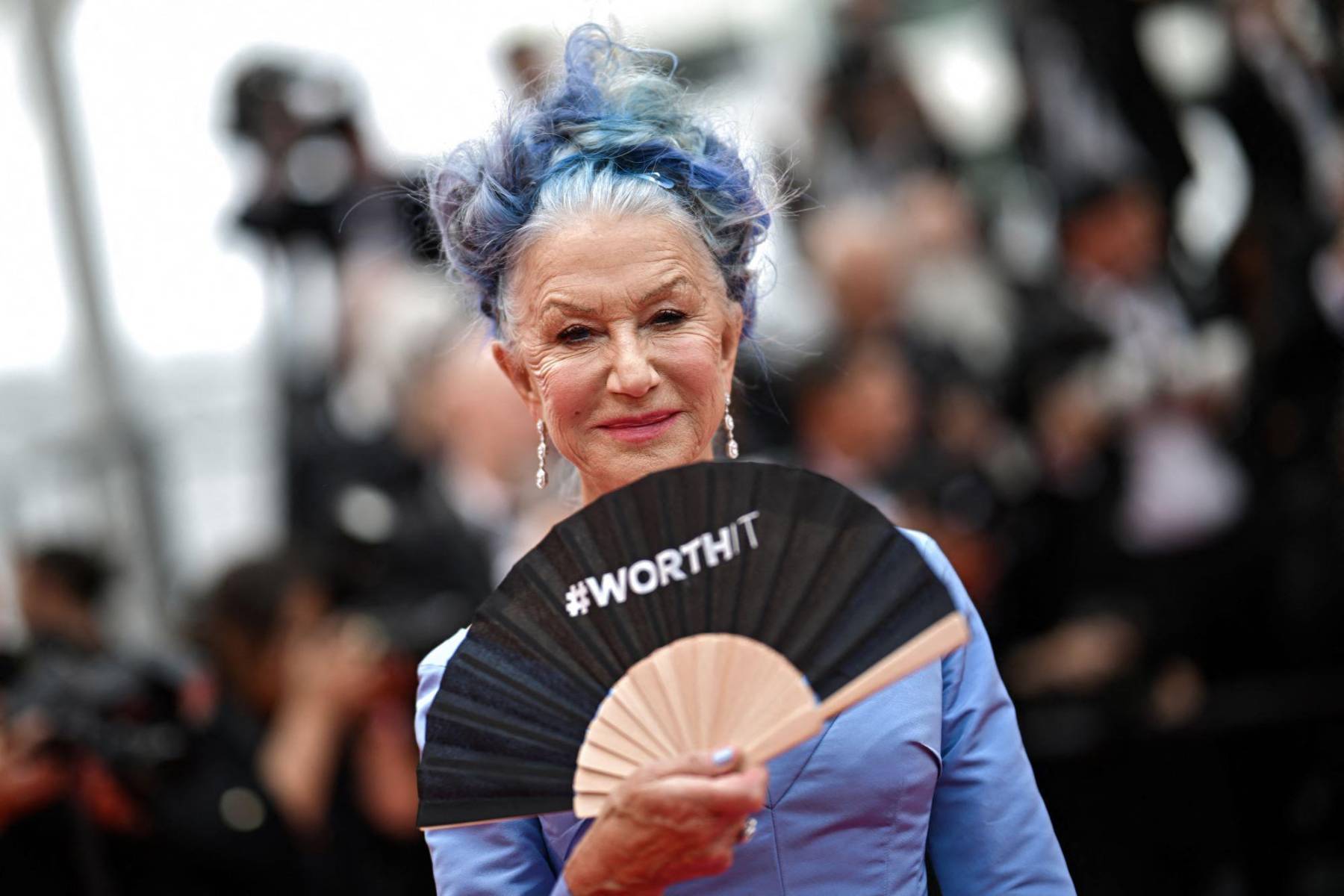 Helen Mirren triunfa con su cabellera azul en Cannes