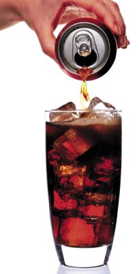 ELIMINA LAS GASEOSAS. No es ninguna novedad. La relación entre la obesidad y las gaseosas es tan estrecha que se calcula que por cada refresco consumido la probabilidad de desarrollar obesidad incrementa 1.6 veces. Lo ideal es que las elimines por completo de tu régimen, aun las de dieta. “Lo más recomendable es tomar agua, ya sea pura, con sabor o con edulcorante no calórico. Sugiero tomar hasta dos vasos de agua antes de cada comida”, dice Mayra García. ELIMINA LAS GASEOSAS. No es ninguna novedad. La relación entre la obesidad y las gaseosas es tan estrecha que se calcula que por cada refresco consumido la probabilidad de desarrollar obesidad incrementa 1.6 veces. Lo ideal es que las elimines por completo de tu régimen, aun las de dieta. “Lo más recomendable es tomar agua, ya sea pura, con sabor o con edulcorante no calórico. Sugiero tomar hasta dos vasos de agua antes de cada comida”, dice Mayra García.