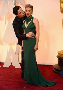 No fue la única actriz sorprendida en la carpeta roja, Scarlett Johansson que se está estrenando como mamá, fue sorprendida con un beso por John Travolta.