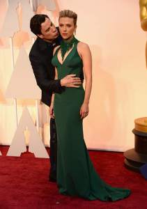 No fue la única actriz sorprendida en la carpeta roja, Scarlett Johansson que se está estrenando como mamá, fue sorprendida con un beso por John Travolta. No fue la única actriz sorprendida en la carpeta roja, Scarlett Johansson que se está estrenando como mamá, fue sorprendida con un beso por John Travolta.