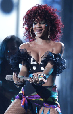 Rihanna y Drake con 5 nominaciones a los VMAs