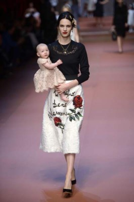 - La 'mamma' sexy e italiana -Domenico Dolce y Stefano Gabbana dedicaron su colección a la adorada 'mamma' italiana por excelencia. Rindieron un verdadero homenaje a la maternidad presentando en sus desfiles modelos embarazadas o con sus hijos en brazos, entre ellos un bebé recién nacido. Naturalmente, hermoso como la madre. Algunos trajes estaban decorados con la frase: 'Te quiero mamá' en francés y en italiano.