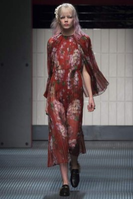 - El destape Gucci -La nueva era de Gucci, gracias a su nuevo director creativo Alessandro Michele, se inaugura con el 'destape', gracias al uso de tejidos transparentes con los que la célebre casa italiana rompe con su pasado. - El destape Gucci -La nueva era de Gucci, gracias a su nuevo director creativo Alessandro Michele, se inaugura con el 'destape', gracias al uso de tejidos transparentes con los que la célebre casa italiana rompe con su pasado.