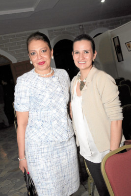 Josefina Pérez y Lourdes Urcuyo (foto: Héctor Hernández)