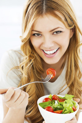 Nunca saltes comidas: Si saltas comidas tu cuerpo irá en “modo de hambruna”, desacelerará tu metabolismo y conservará la grasa como respuesta de supervivencia. Nunca saltes comidas: Si saltas comidas tu cuerpo irá en “modo de hambruna”, desacelerará tu metabolismo y conservará la grasa como respuesta de supervivencia.
